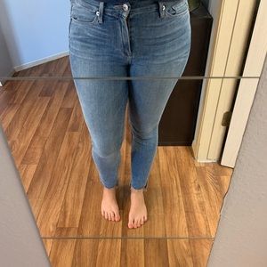 Good American Good Legs - Crop Raw Stagger Hem